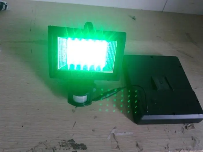 Lys til foderpladsen inkl. solpanel, batteri og PIR sensor (Grøn)