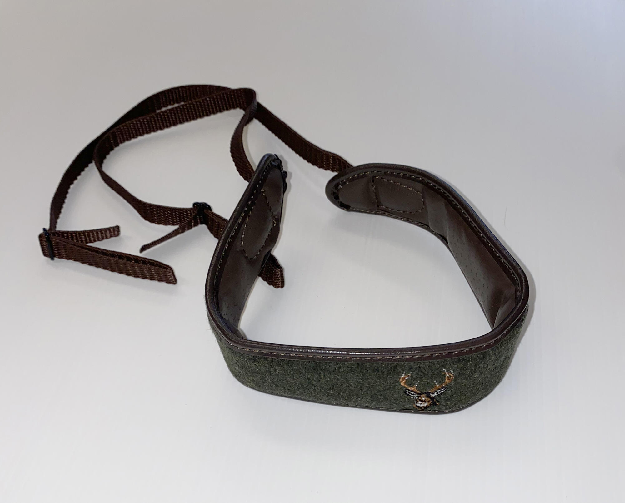 Kikkert rem med lodenstof og kronhjort motiv