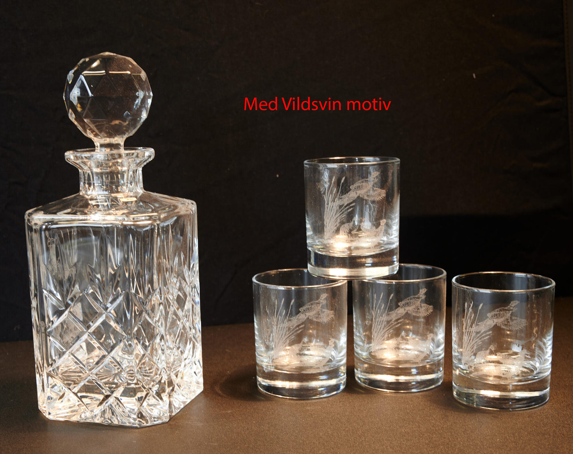 Karaffel m. 4 glas - Vildsvin motiv