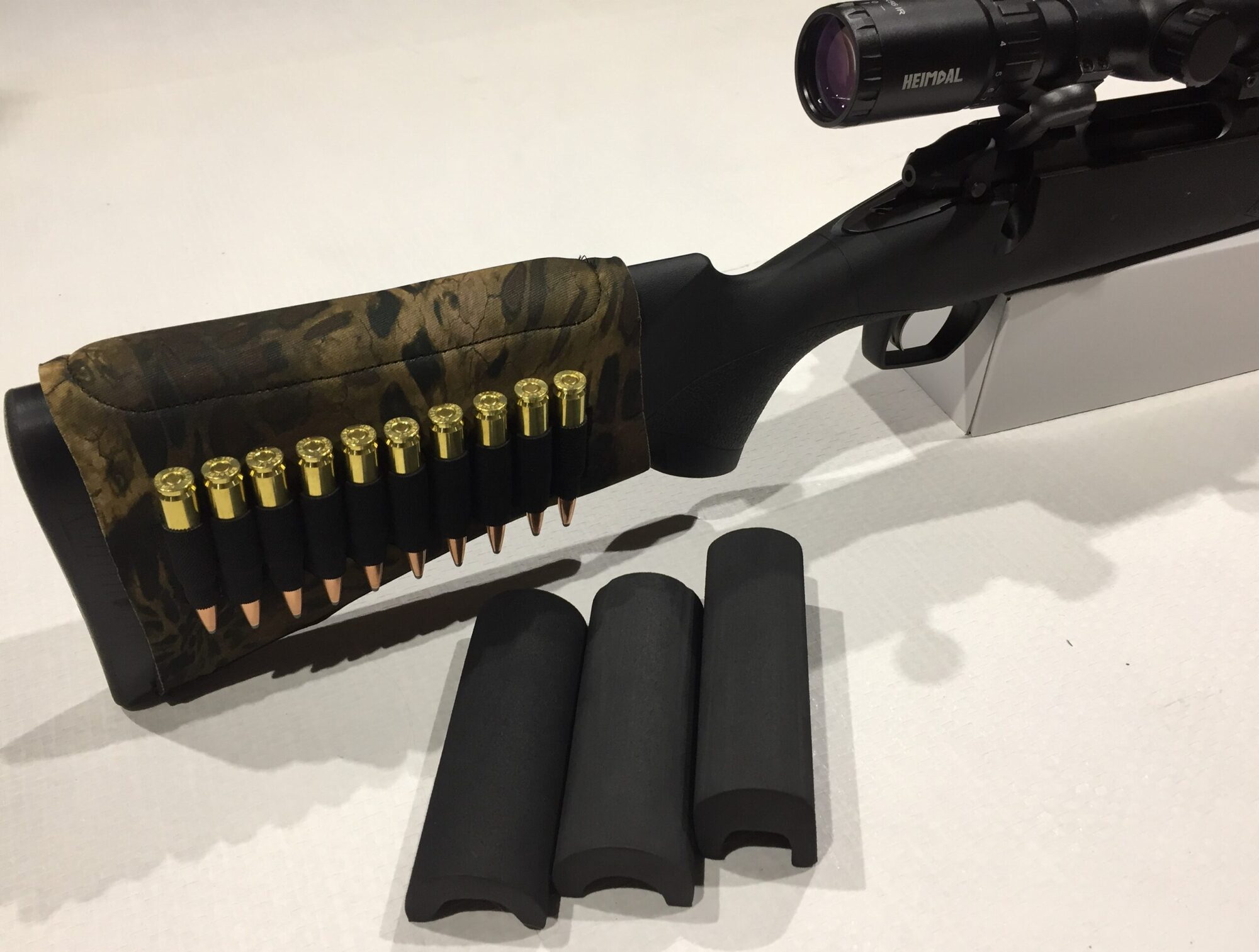 Kolbeforhøjersæt med patronholder. Prym1Camo